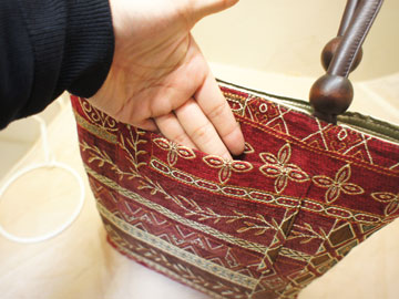 トルコの赤いゴブラン織りバッグ正面ポケット