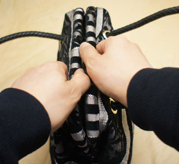 黒とシルバーの伝統柄のゴブラン織りバッグ開閉式
