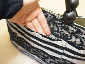 ペパーミント伝統柄のゴブラン織りバッグ正面ポケット