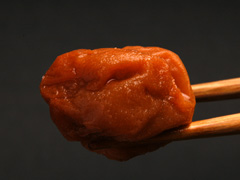 【販売休止中】梅干し【つぶれ梅】（1kg）　：本場紀州南高梅・三年ものの土用干し・うす塩・しそ入り　【柿芝農園】 